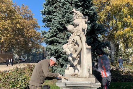 «Дети и лягушка», «Лаокоон», «Эрот и Психея»: проводятся профилактика и текущий ремонт мраморных памятников (видеокомментарий, фото)