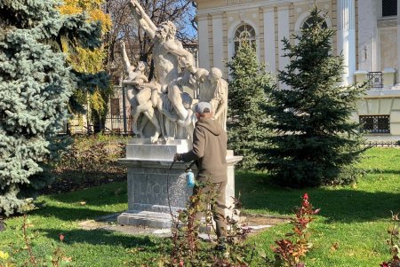 «Дети и лягушка», «Лаокоон», «Эрот и Психея»: проводятся профилактика и текущий ремонт мраморных памятников (видеокомментарий, фото)