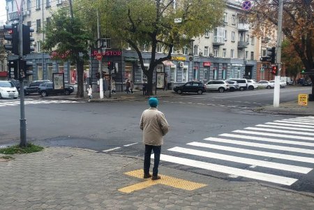Новую разметку по технологии «холодный пластик» нанесли на Большой Арнаутской и Сегедской (фото)