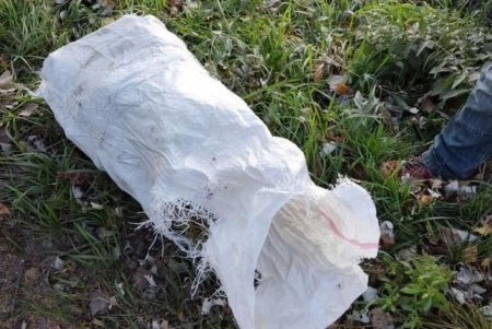 Патрульные на выходных задержали мужчину с мешком конопли и двух нарушителей со свертками наркотиков (фото)