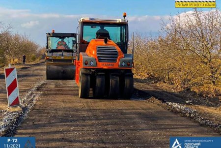 Возле пропускного пункта «Староказачье» обновляют участок трассы методом холодного ресайклинга (фото)