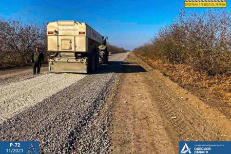 Возле пропускного пункта «Староказачье» обновляют участок трассы методом холодного ресайклинга (фото)