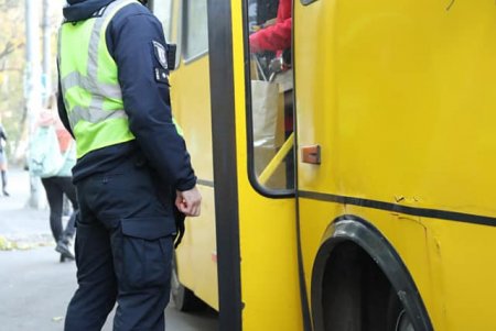 Правоохранители контролируют соблюдение карантинных норм на пассажирских маршрутах (фото)