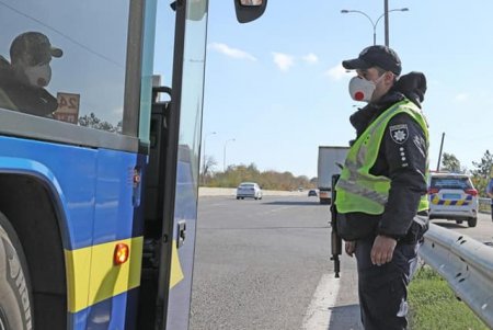 Правоохранители контролируют соблюдение карантинных норм на пассажирских маршрутах (фото)