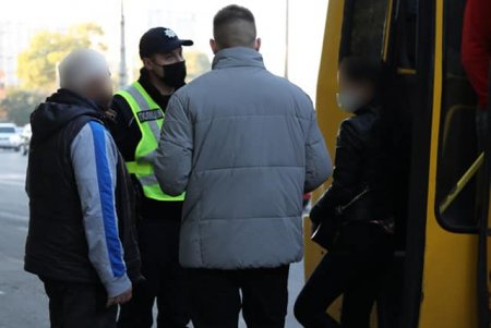 Правоохранители контролируют соблюдение карантинных норм на пассажирских маршрутах (фото)