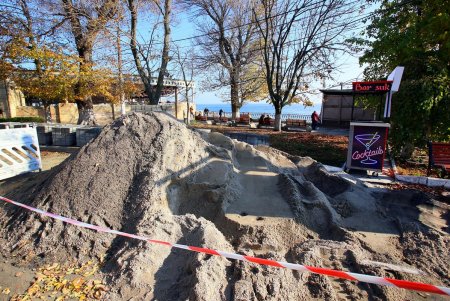 В Одессе благоустраивают пешеходную аллею на пляже «Аркадия» (фоторепортаж)