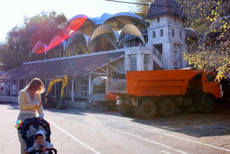 В Одессе благоустраивают пешеходную аллею на пляже «Аркадия» (фоторепортаж)