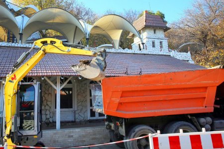В Одессе благоустраивают пешеходную аллею на пляже «Аркадия» (фоторепортаж)