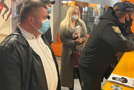 Нарушения антиковидных мер выявили в магазине и ресторане, расположенных в одесском ТЦ (фото)