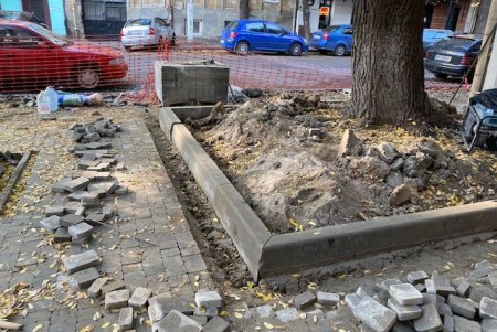 В Приморском и Малиновском районах капитально ремонтируют тротуары (фото)