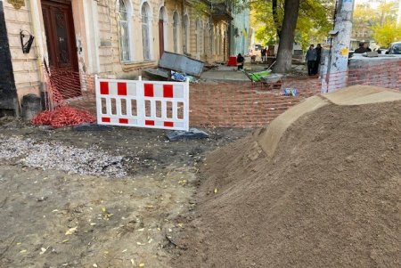 В Приморском и Малиновском районах капитально ремонтируют тротуары (фото)