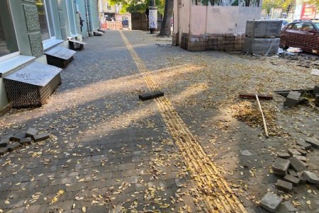 В Приморском и Малиновском районах капитально ремонтируют тротуары (фото)