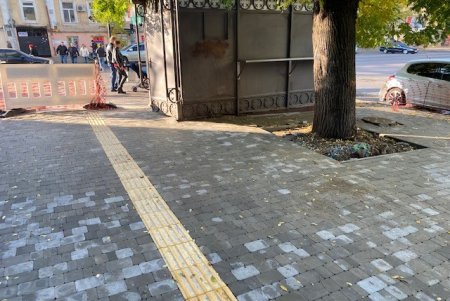 В Приморском и Малиновском районах капитально ремонтируют тротуары (фото)