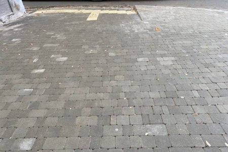 В Приморском и Малиновском районах капитально ремонтируют тротуары (фото)