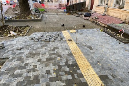 В Приморском и Малиновском районах капитально ремонтируют тротуары (фото)