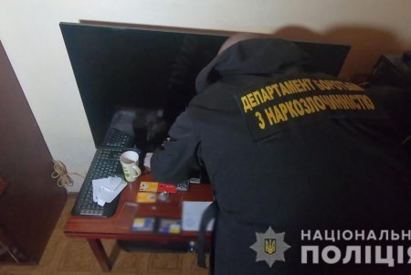 Горожанин наладил реализацию особо опасных психотропов, но полицейские прикрыли его «бизнес» (фото, видео)