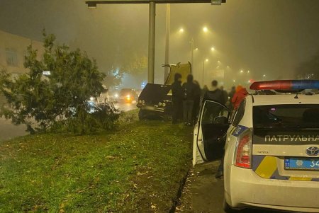 На Паустовского водитель легковушки влетел в столб: от полученных травм мужчина погиб на месте ДТП (фото, дополнено)