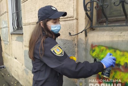 В Приморском районе Одессы закрасили надписи, содержащие пропаганду и незаконную рекламу наркотических средств ( фото, видео)