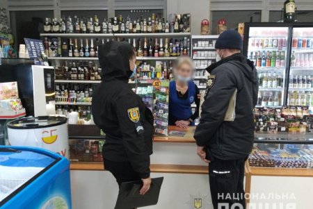 Полицейские Одесской области поймали 17 нарушителей, незаконно продававших алкоголь, сигареты, продукты и саженцы (фото)