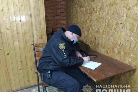 Полицейские Одесской области поймали 17 нарушителей, незаконно продававших алкоголь, сигареты, продукты и саженцы (фото)