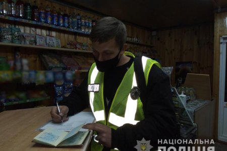 Полицейские Одесской области поймали 17 нарушителей, незаконно продававших алкоголь, сигареты, продукты и саженцы (фото)