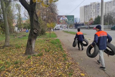 Одесситов призывают не использовать старые автомобильные покрышки для благоустройства дворов (фото)