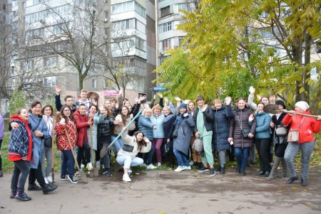 Дети и взрослые высадили деревья на поселке Котовского в рамках акции «1000 белых акаций» (фоторепортаж)
