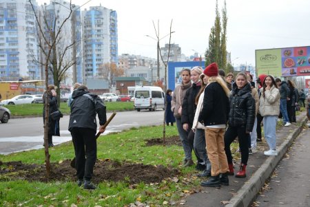Дети и взрослые высадили деревья на поселке Котовского в рамках акции «1000 белых акаций» (фоторепортаж)