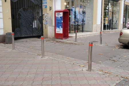 На Екатерининской установили антипарковочные столбики для безопасности пешеходов (фото)