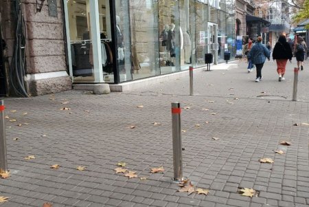На Екатерининской установили антипарковочные столбики для безопасности пешеходов (фото)