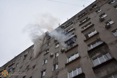 Два человека и домашние питомцы спасены во время пожара в многоэтажке на Таирова (фото)