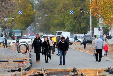На перекрестке Преображенской и Новощепного Ряда укладывают трамвайное полотно (фоторепортаж)