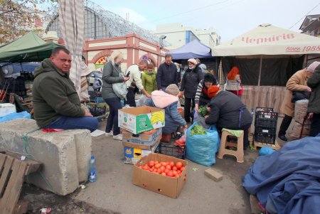 На перекрестке Преображенской и Новощепного Ряда укладывают трамвайное полотно (фоторепортаж)