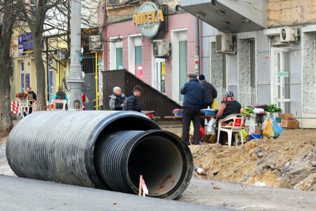 На перекрестке Преображенской и Новощепного Ряда укладывают трамвайное полотно (фоторепортаж)