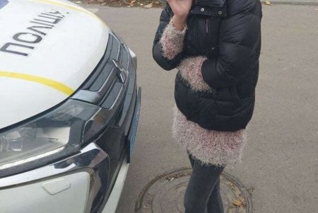 В Киевском районе правоохранители задержали мужчину и женщину, которые достали сверток с наркотиками из закладки (фото)