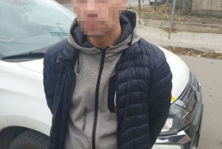 В Киевском районе правоохранители задержали мужчину и женщину, которые достали сверток с наркотиками из закладки (фото)