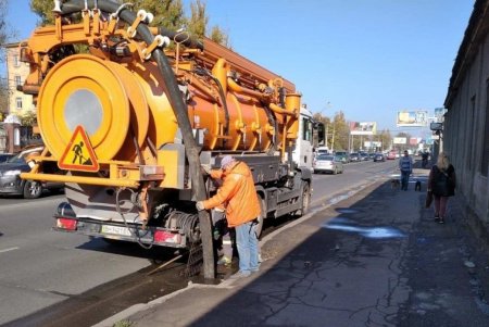 Коммунальщики ремонтируют дождеприемники и очищают ливневки (фото)