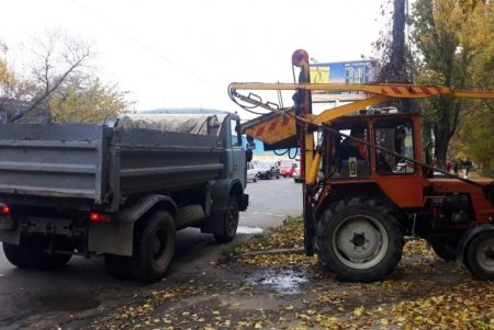 Коммунальщики ремонтируют дождеприемники и очищают ливневки (фото)