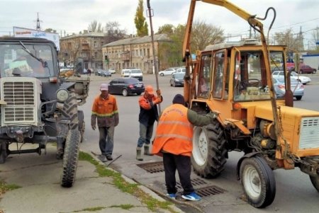 Коммунальщики ремонтируют дождеприемники и очищают ливневки (фото)