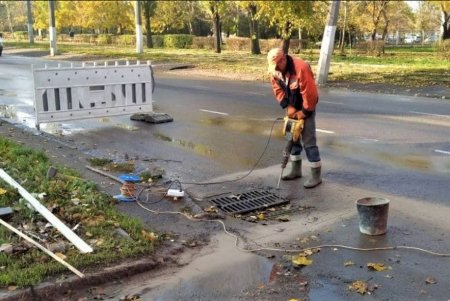Коммунальщики ремонтируют дождеприемники и очищают ливневки (фото)