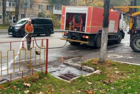 Коммунальщики ремонтируют дождеприемники и очищают ливневки (фото)