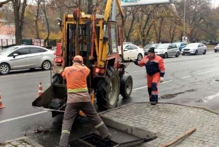 Коммунальщики ремонтируют дождеприемники и очищают ливневки (фото)