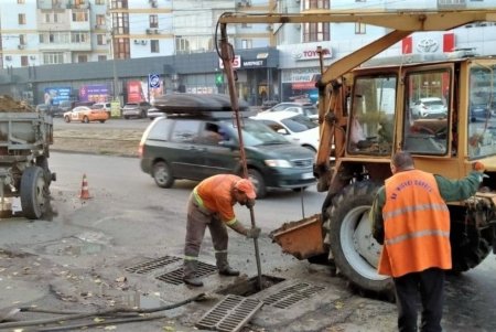 Коммунальщики ремонтируют дождеприемники и очищают ливневки (фото)