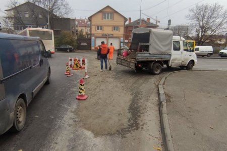 Коммунальщики привели в порядок дорогу в Малиновском районе, на которую нарушители разлили бетонную смесь (фото)
