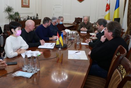 Мэр Одессы провел совещание с представителями поставщиков и производителей кислорода, а также компаний по криогенным технологиям (фото)
