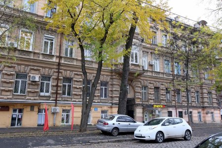 Улица Нежинская: старинные дома, брусчатка и столетние трамвайные рельсы (фоторепортаж) 