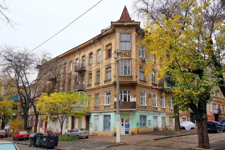 Улица Нежинская: старинные дома, брусчатка и столетние трамвайные рельсы (фоторепортаж) 