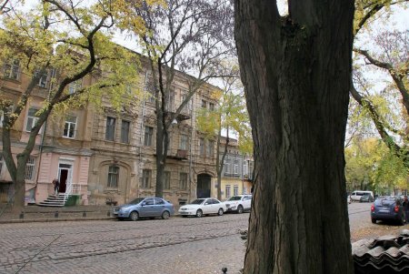 Улица Нежинская: старинные дома, брусчатка и столетние трамвайные рельсы (фоторепортаж) 