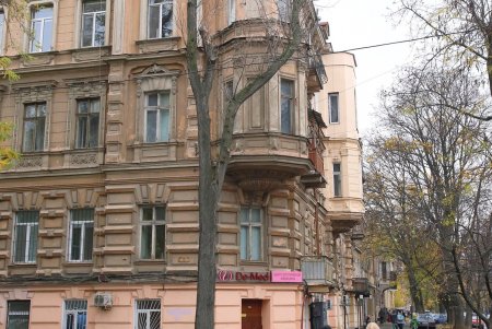 Улица Нежинская: старинные дома, брусчатка и столетние трамвайные рельсы (фоторепортаж) 