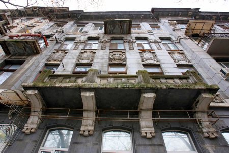 Улица Нежинская: старинные дома, брусчатка и столетние трамвайные рельсы (фоторепортаж) 
